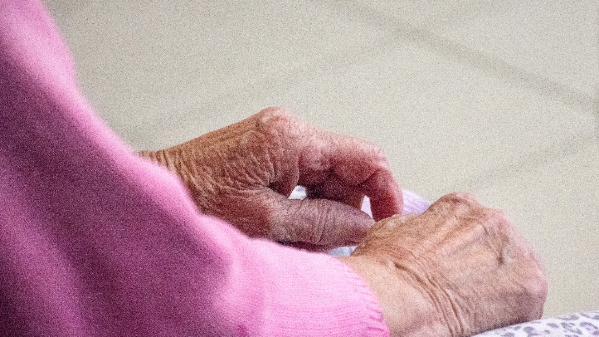 В этом году порядка 250 пожилых белгородцев получили устройства с тревожной кнопкой