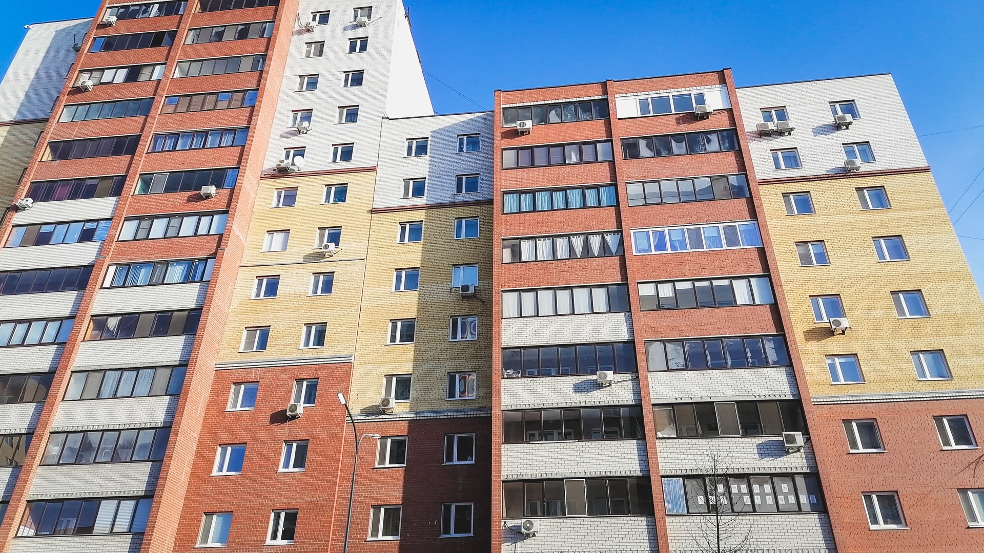 В Белгороде управляющие компании оставляют на домах пятна хуже вандалов