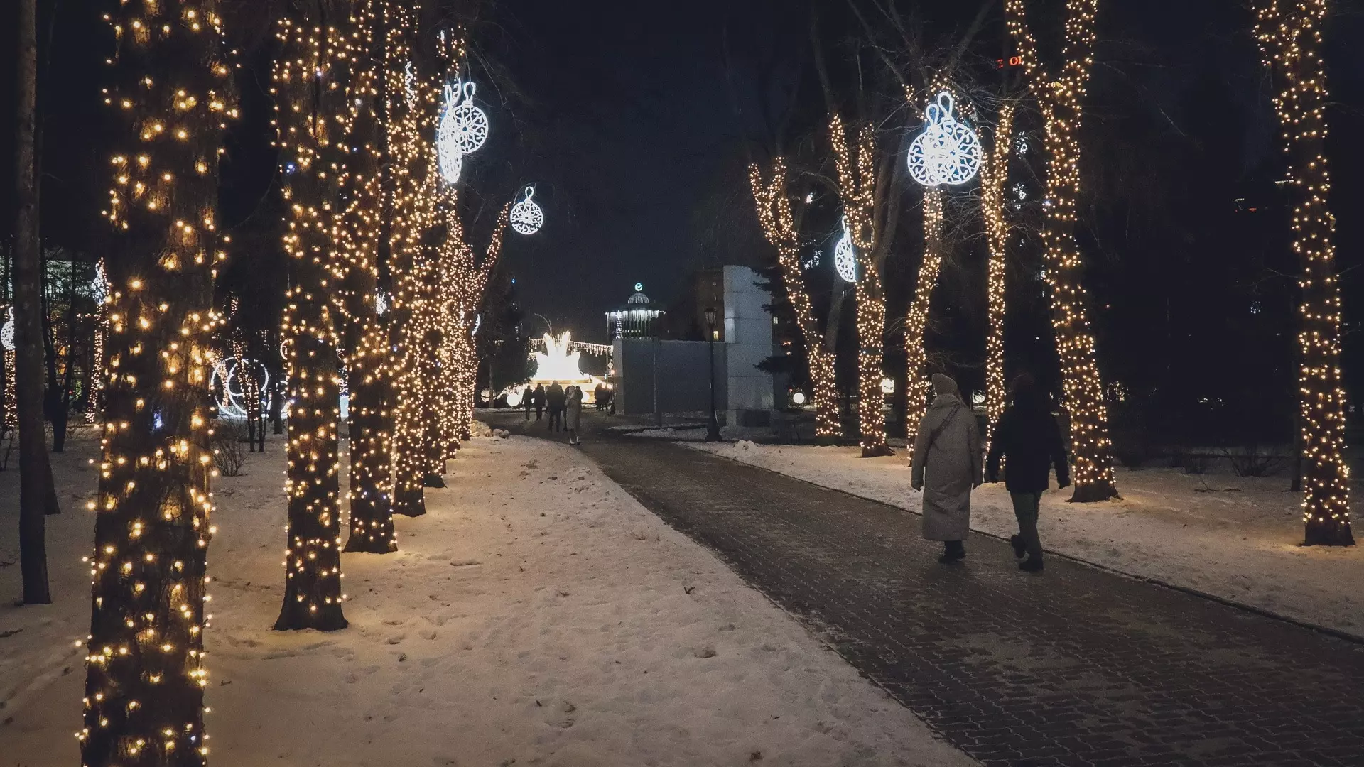 Регион украшают к Новому году, но белгородцы недовольны цветом гирлянд