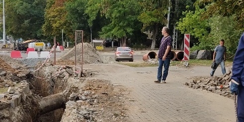 Из-за ремонта автодороги некоторые белгородцы ездят прямо по тротуару