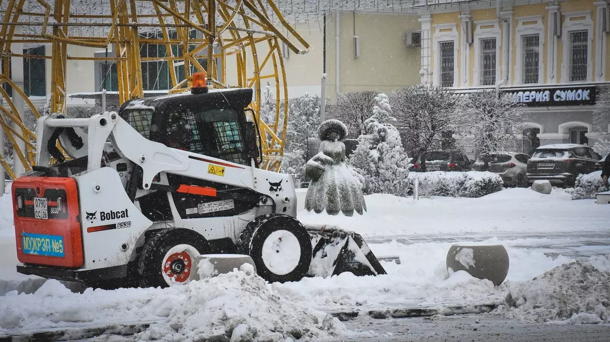 В Белгороде не хватает водителей для работы в две смены при уборке снега
