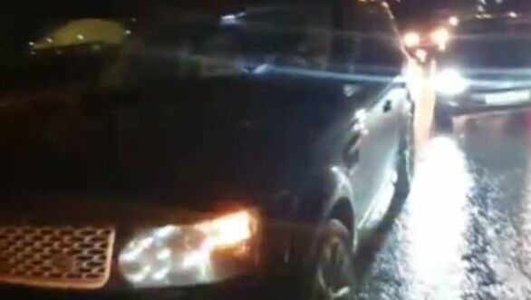 Из-за ямы на дороге в Белгороде образовалась очередь из машин с пробитыми колёсами