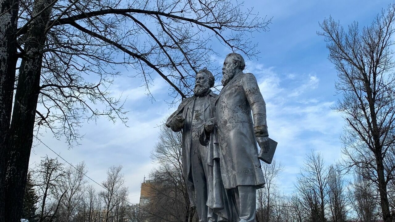 Закончить ремонт памятников Марксу и Энгельсу в Белгороде вновь помешала погода