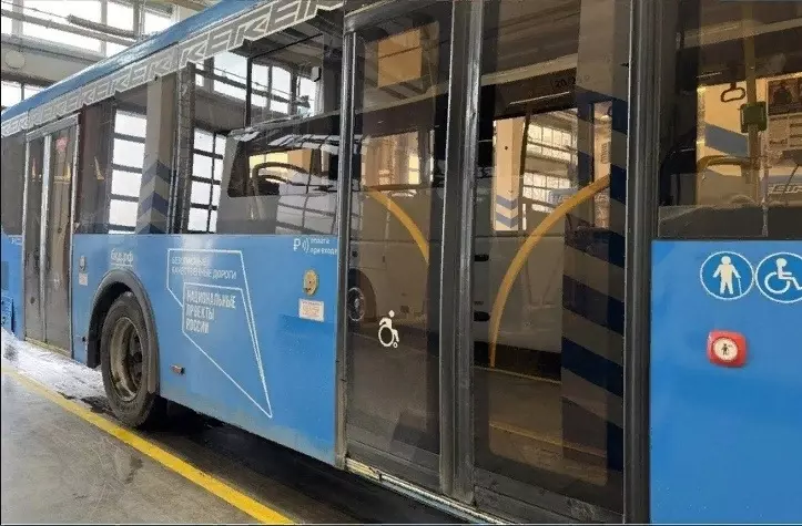 Пострадавший при обстреле Белгорода автобус