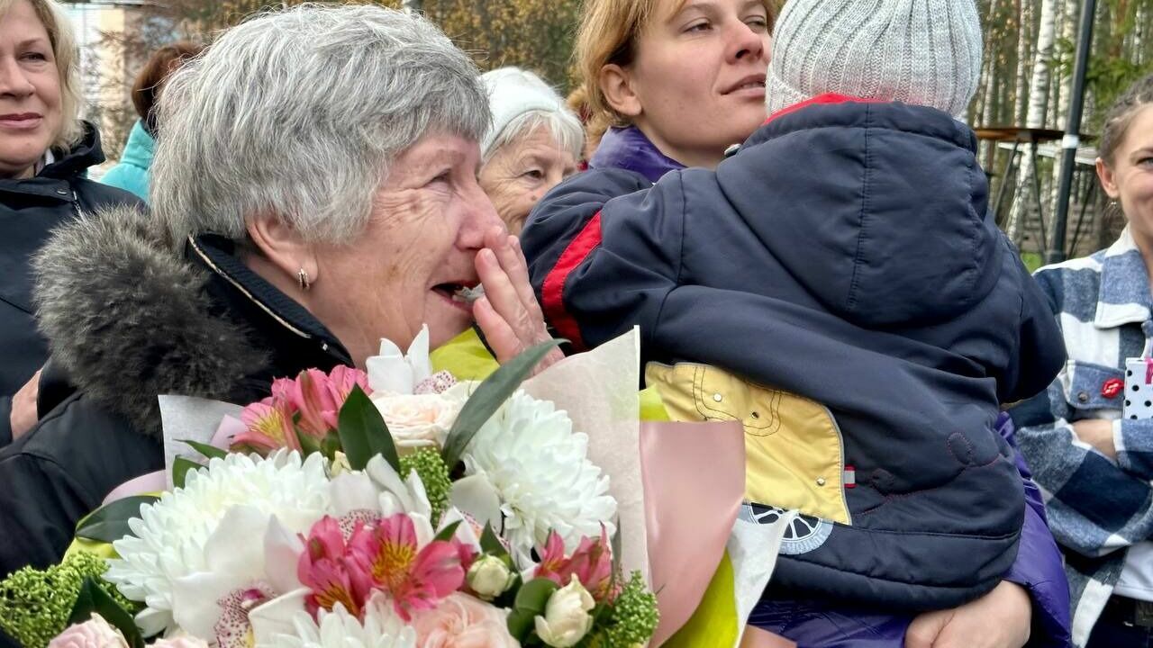 Гладков поздравил белгородку в подмосковном ПВР с 72-летием
