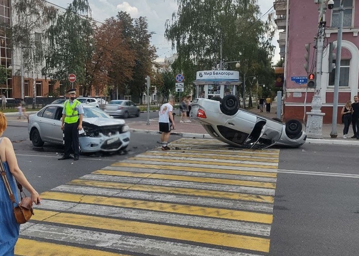 В центре Белгорода в ДТП перевернулась легковушка