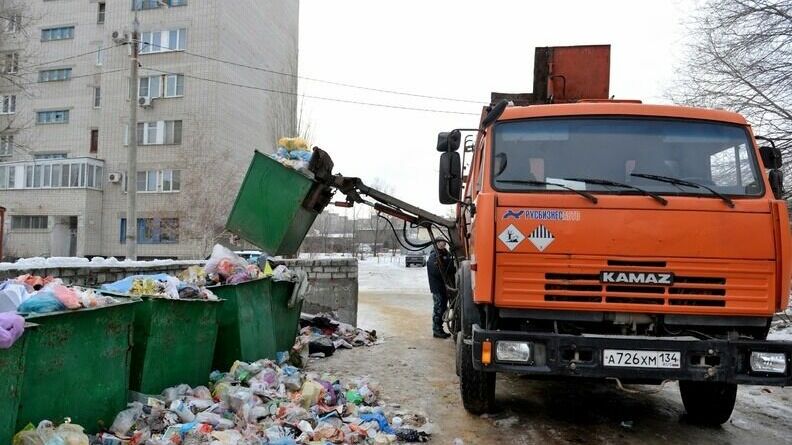 В Белгородской области мусоровоз ЦЭБа застрял на просевшей дороге