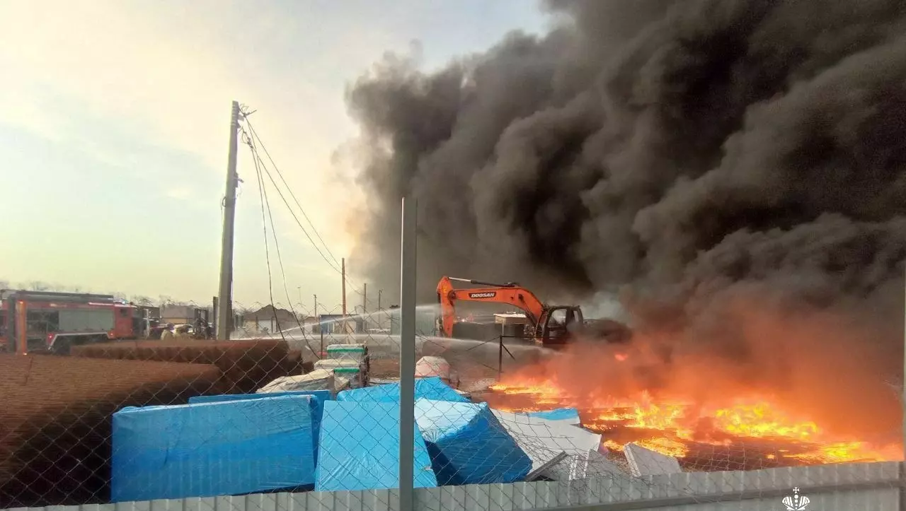 Спасатели ликвидировали крупный пожар в Строителе Белгородской области