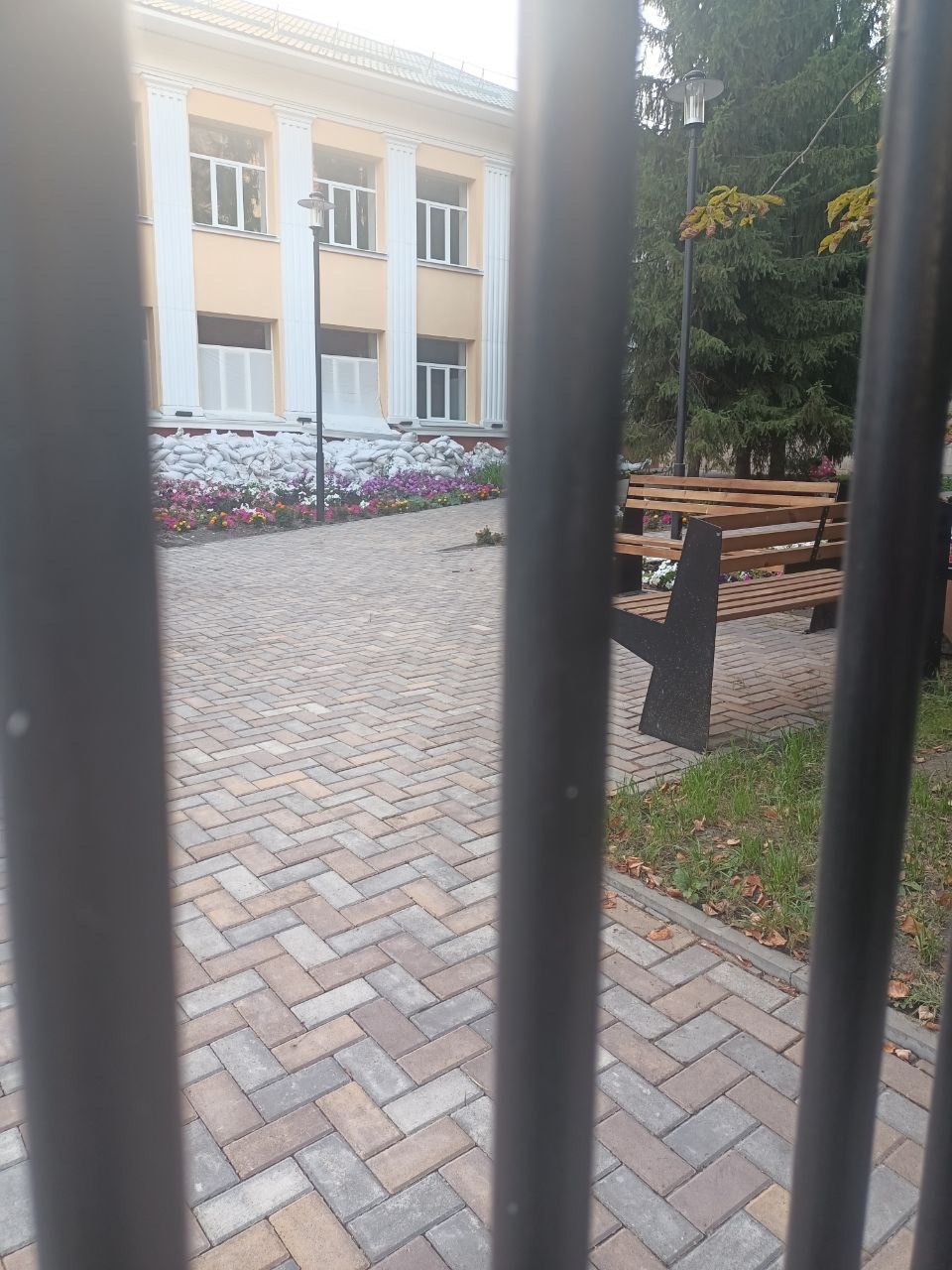 Из-за мешков с песком обрушился подоконник школы в Белгороде 