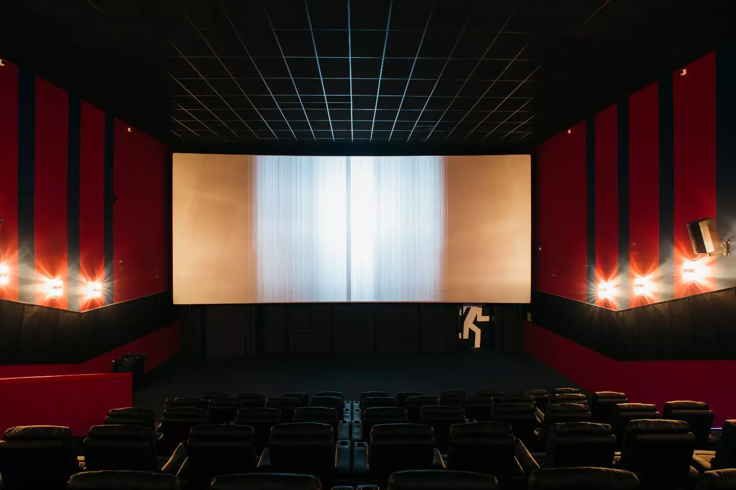 В кинотеатре мало сеансов, поскольку здесь всего один зал. Однако в нём находится самый большой экран в Белгороде.
