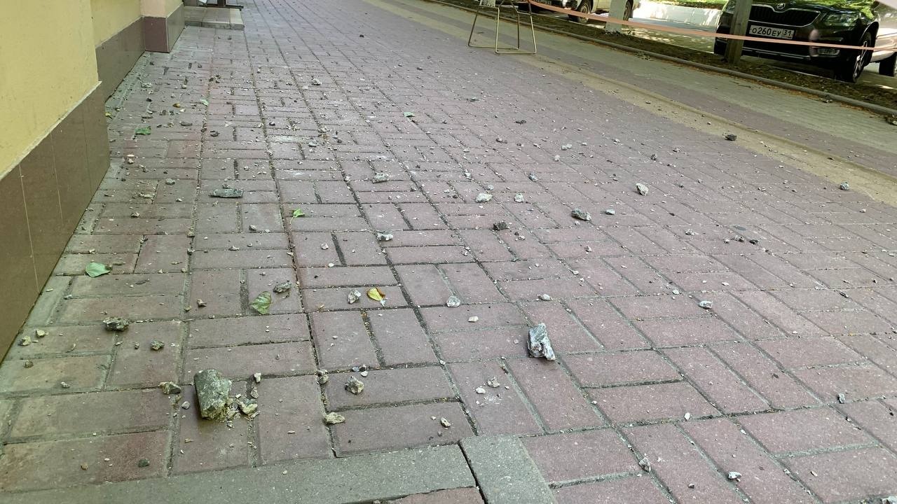 В Белгороде на Народном бульваре с крыши здания падают камни