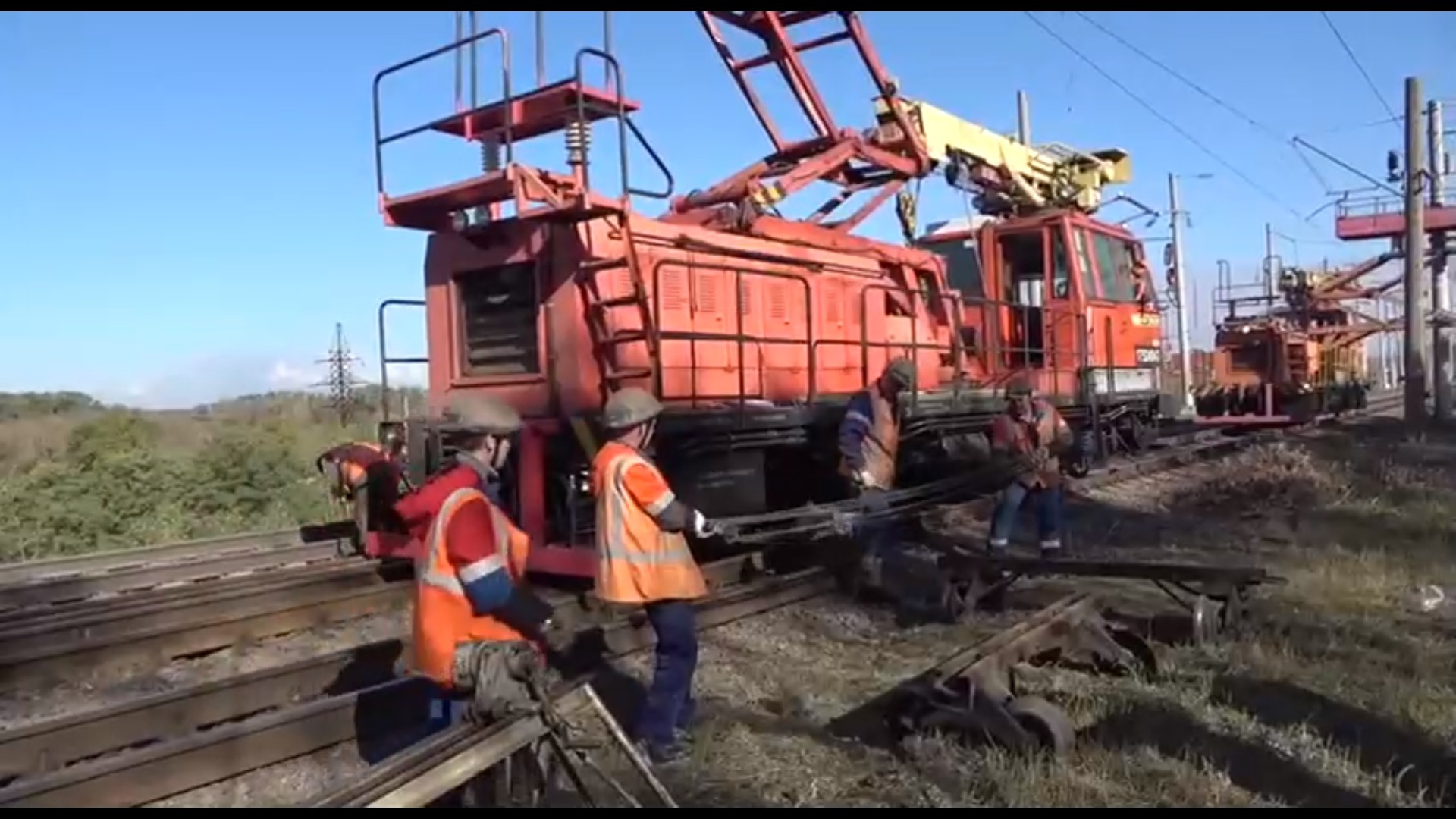 Работу повреждённой взрывом железной дороги планируют восстановить к концу дня