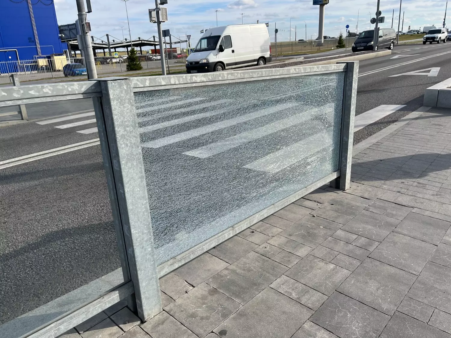 Разбитые стёкла на остановках в Белгороде