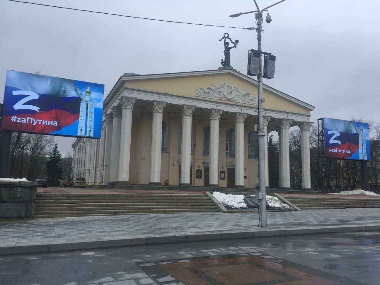 На экранах на площади в Белгороде появились лозунги «#zаПутина»