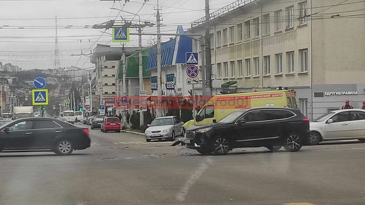 В центре Белгорода столкнулись машина скорой помощи и легковушка