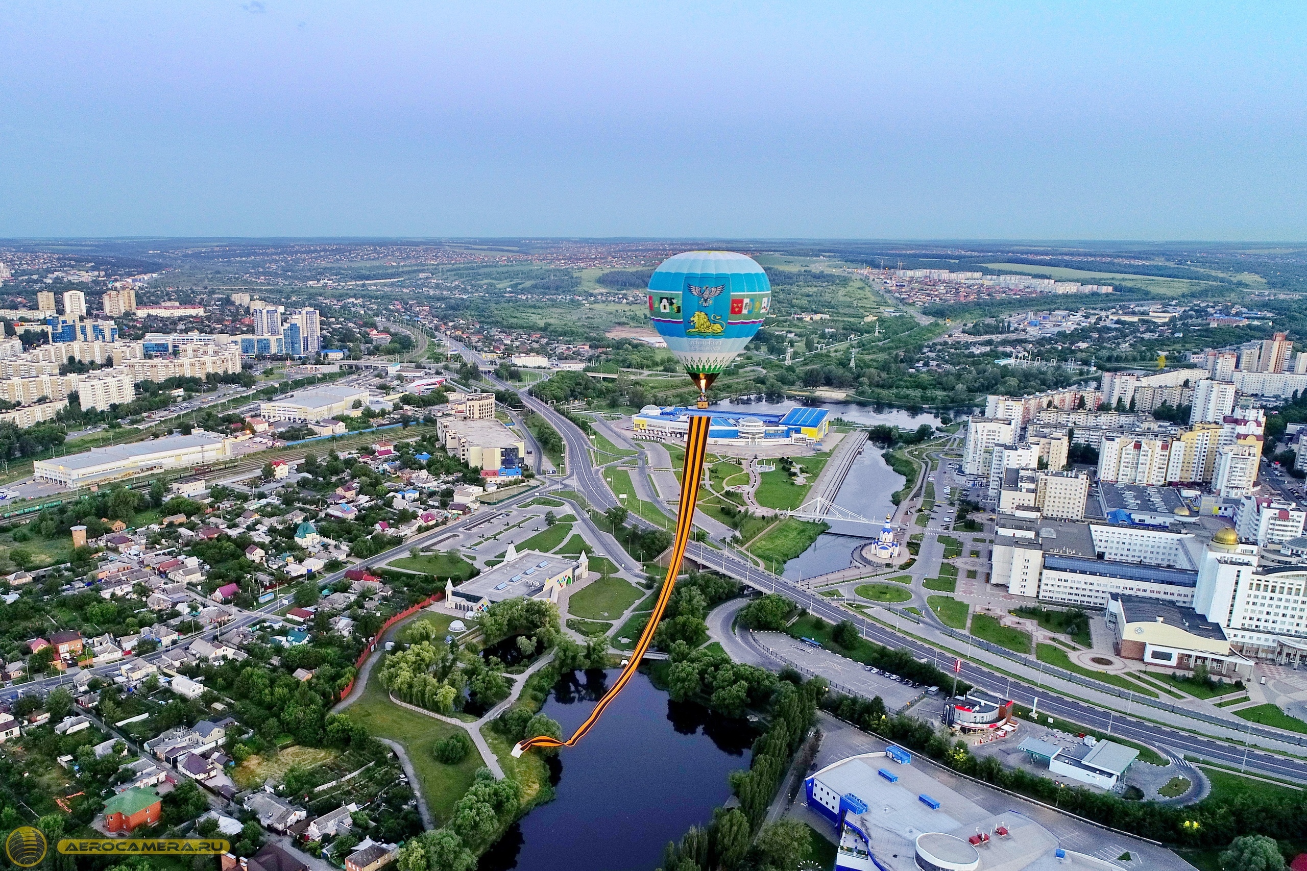 В небо над Белгородом подняли 80-метровую георгиевскую ленту: фото