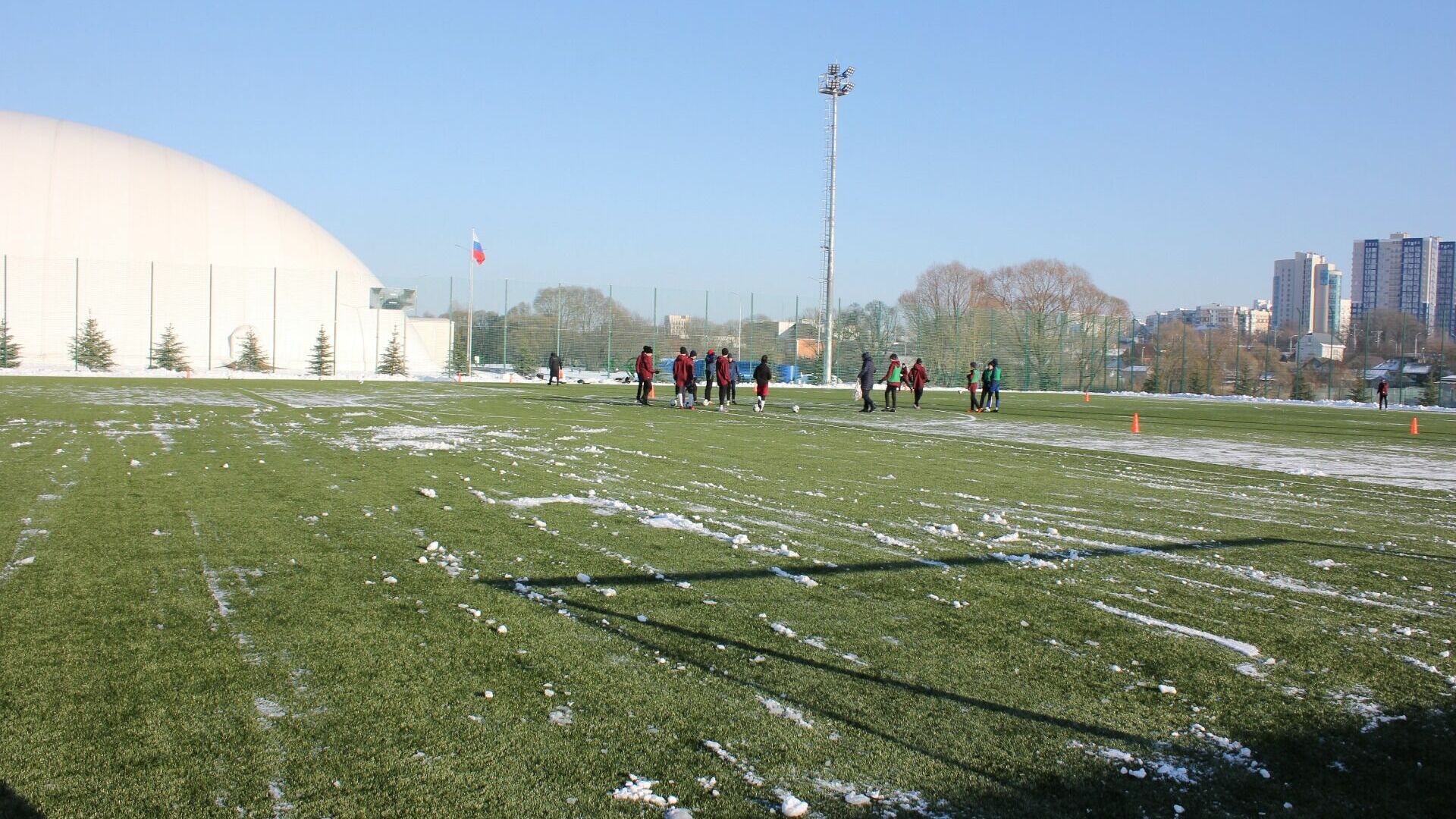 Испорченное покрытие на футбольном поле в Белгороде заменят весной