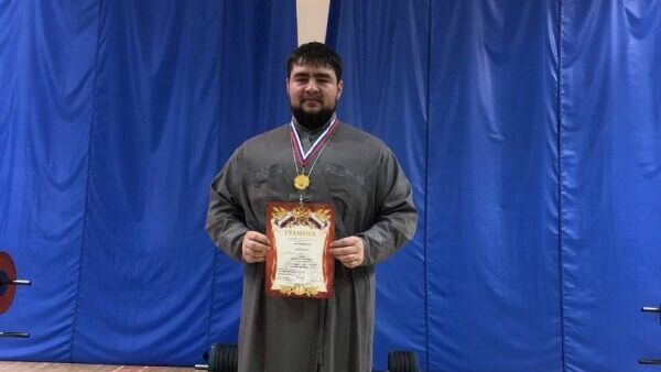 Белгородский священник победил в соревнованиях по пауэрлифтингу