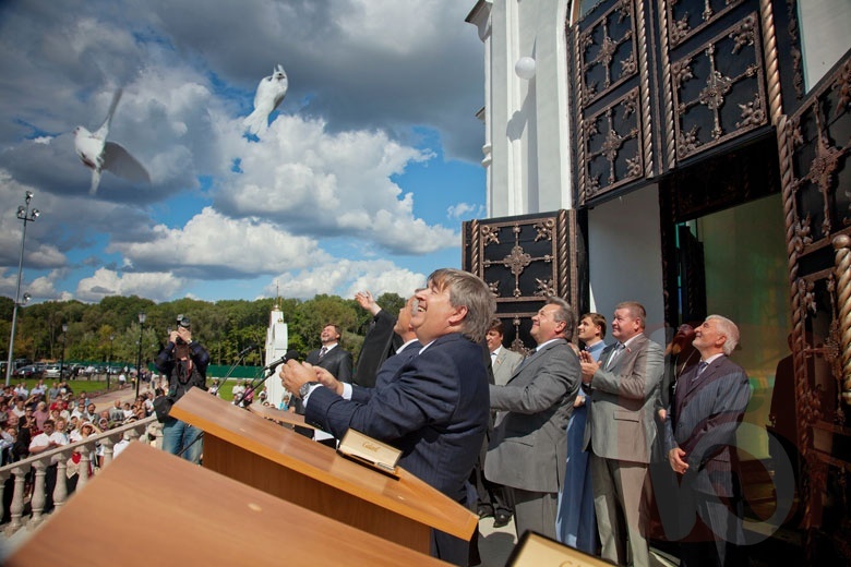 Евгений Макаров. Открытие после реконструкции Свято-Николаевского храма. г. Валуйки, 2011 год 