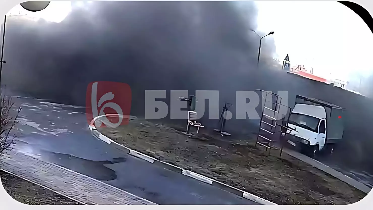 Момент падения осколков снарядов ВСУ в Белгороде попал на камеры видеонаблюдения