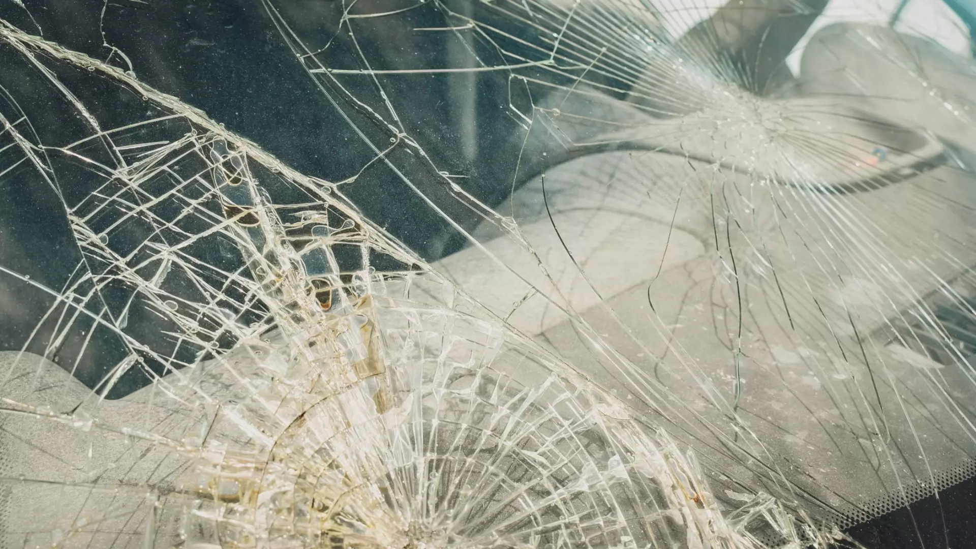 Разбитое стекло в автомобиле, фото тематическое