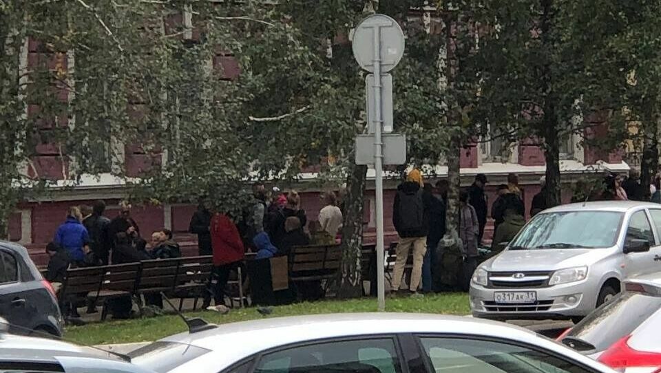 Около военкомата в Белгороде для провожающих мобилизованных установили лавочки