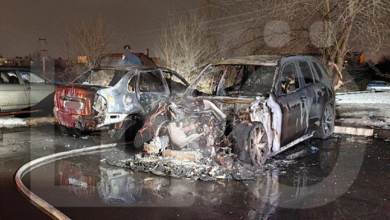 Ночью в Шебекино сгорели два автомобиля