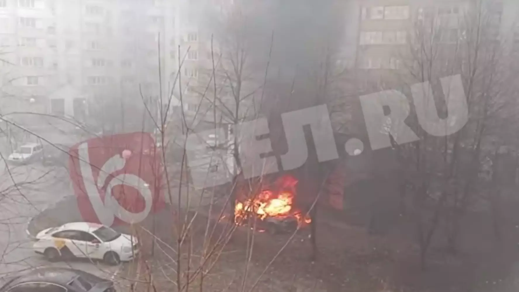 Горящий автомобиль в Белгороде после взрывов