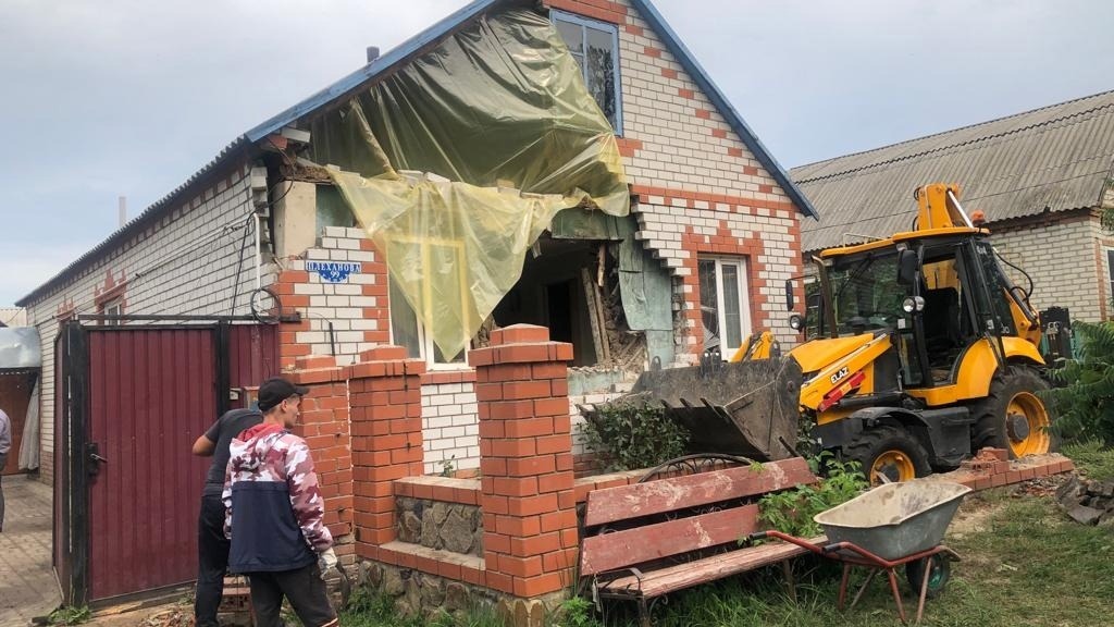 В Валуйском округе восстанавливают дом, в который въехал БТР