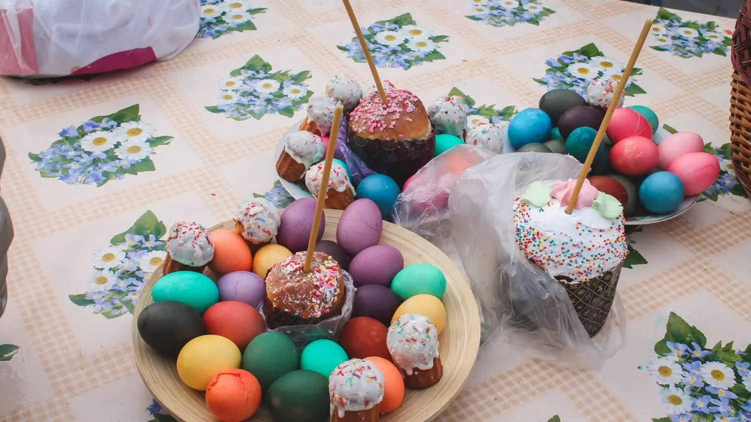 Приготовленные на Пасху куличи и крашенные яйца весь праздник стоят в центре стола.