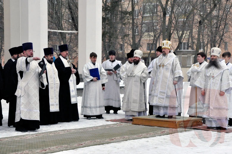 Сотни горожан прошли Крестным ходом в Рождество Христово в Белгороде