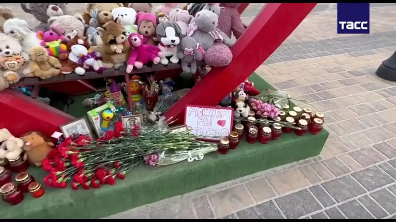 Белгородцы несут цветы в центр города в память о жертвах теракта в Москве