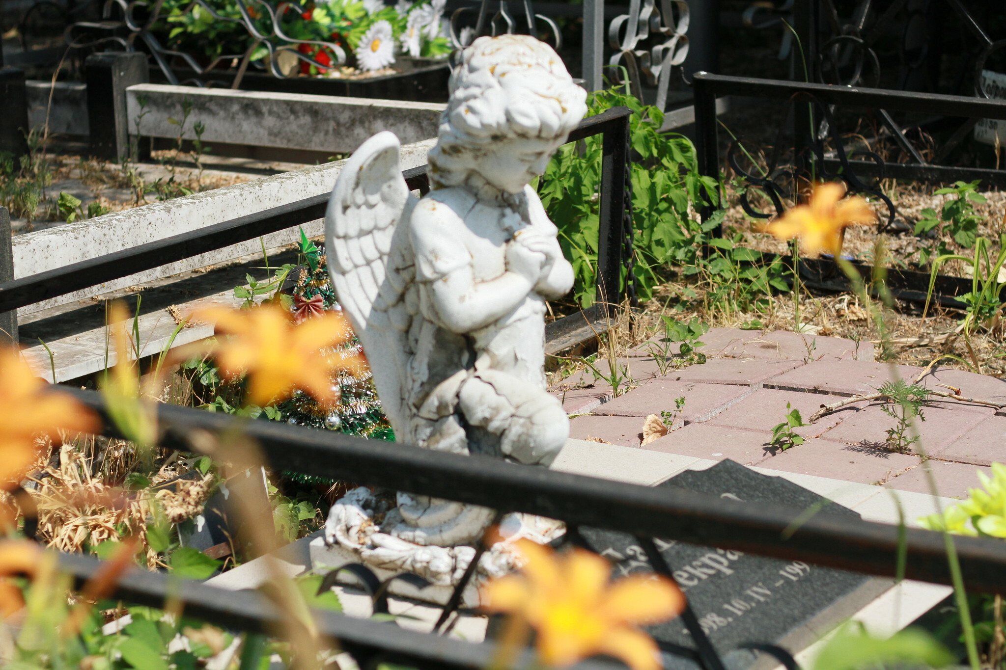 Белгородская школьница с подругами сломали шесть памятников на могилах под Курском
