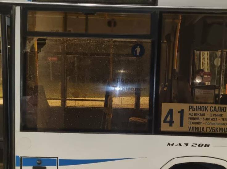 В Белгороде неизвестные забросали автобус камнями