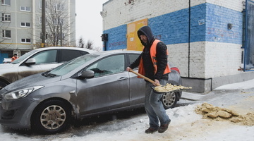 Белгородские УК наняли сезонных рабочих для уборки снега