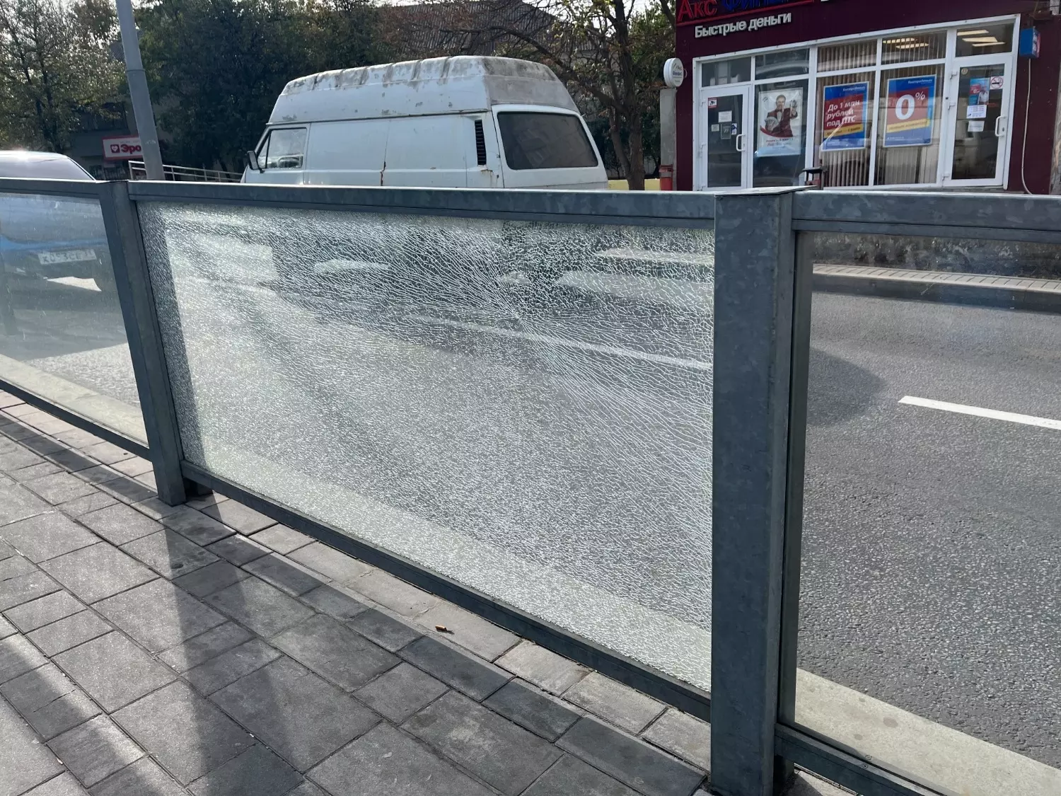 Разбитое стекло на остановке в Белгороде