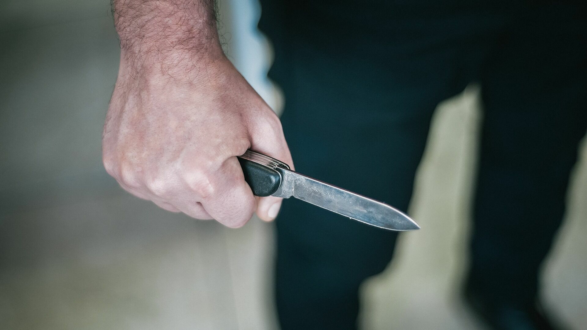 Охранник в Белгороде порезал ножом сотрудницу общепита из-за невзаимной любви