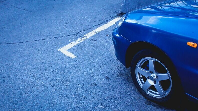 Белгородец получил штраф за припаркованный автомобиль на тротуаре