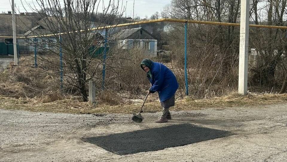 Под Белгородом 90-летней бабушке пришлось заканчивать работу за дорожниками