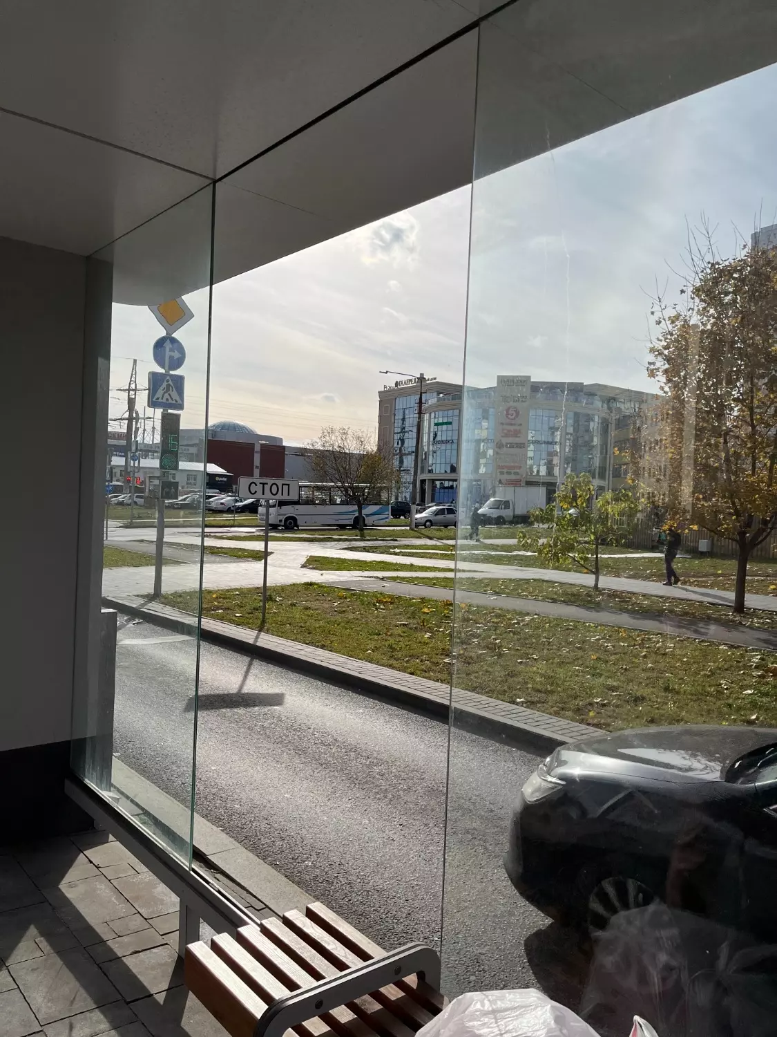 Разбитое и выбитое стёкла на остановке в Белгороде