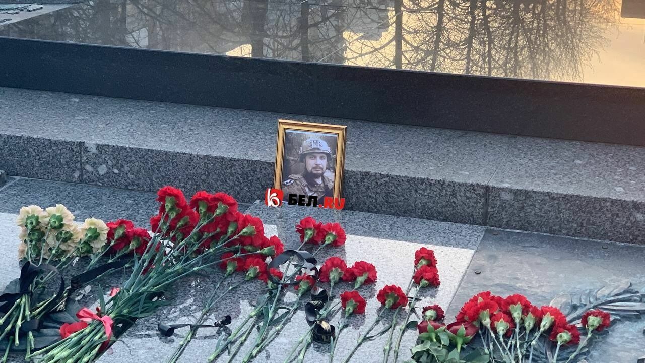 Фото Владлена Татарского поставили возле Вечного огня в Белгороде